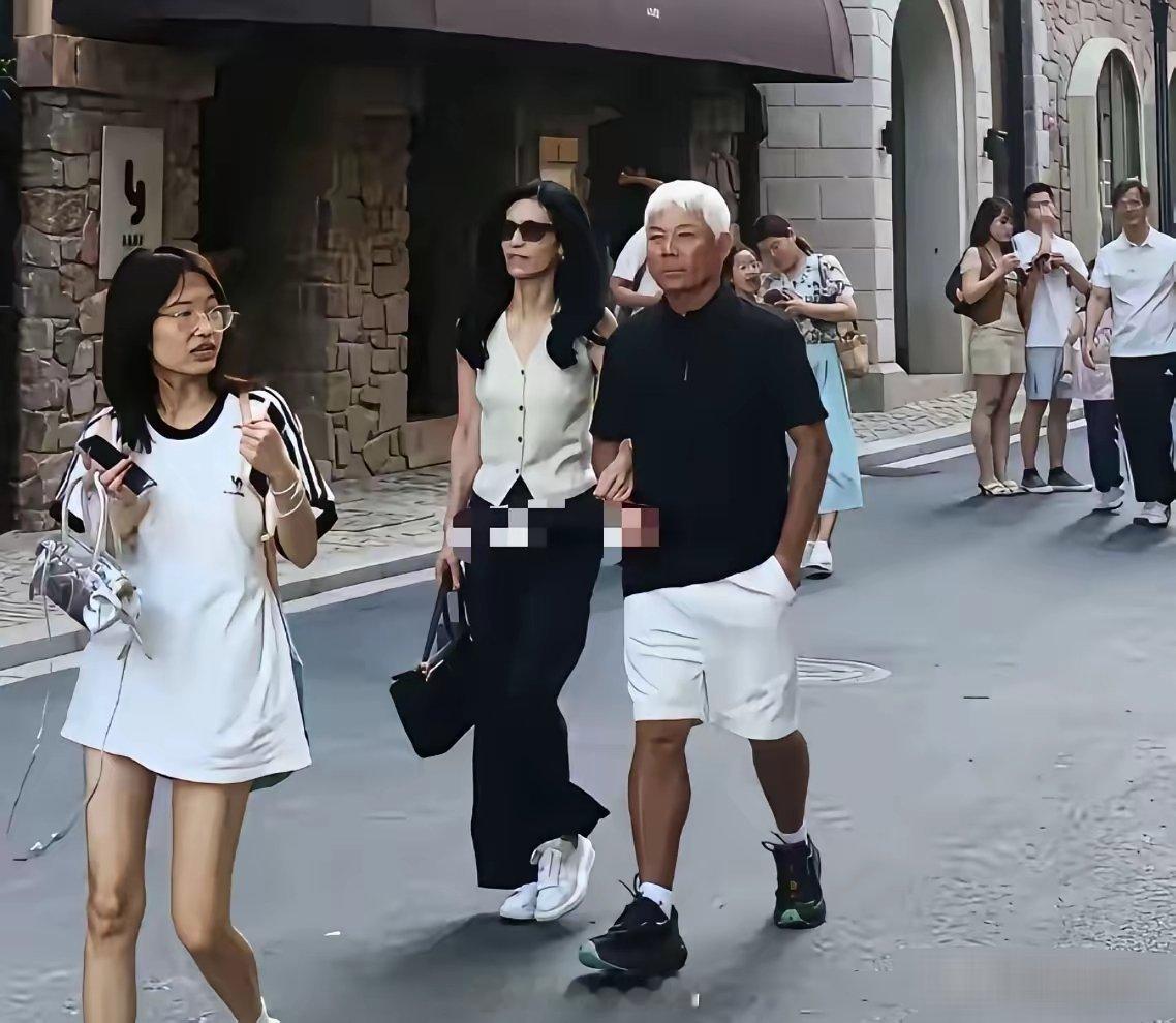 年近70老牌天王巫启贤出游，身边妻子气质太出众，一身简约穿搭尽显高级感 ​​​