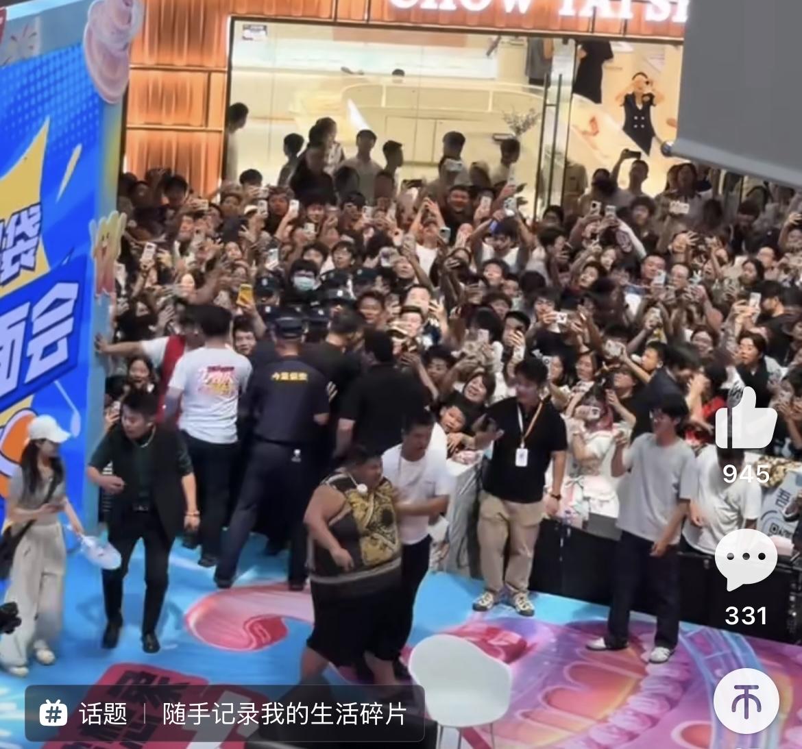 良子走路都要人扶了？要被MCN榨干了？
良子这次线下露面的状态，实在让人唏嘘。