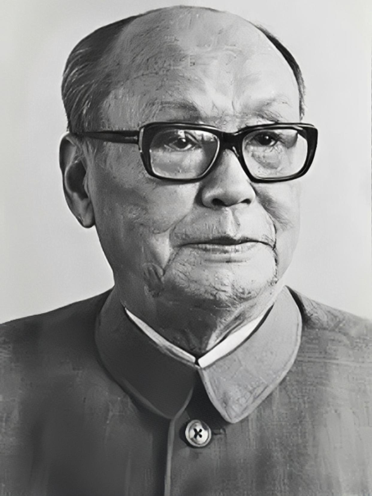 曾经的内蒙古王乌兰夫，他只是上将，但是地位却比元帅还高。这是为何呢？答：因为他在