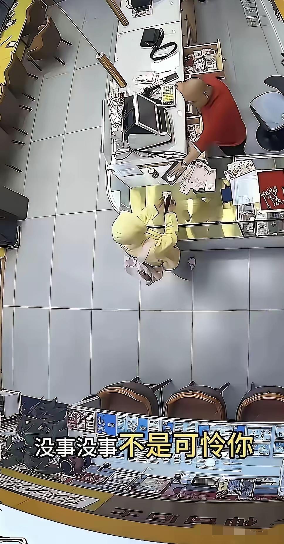 福州这一幕，看哭无数打工人。深夜的街头，一个女孩求职屡屡被拒，身无分文，只能在麦