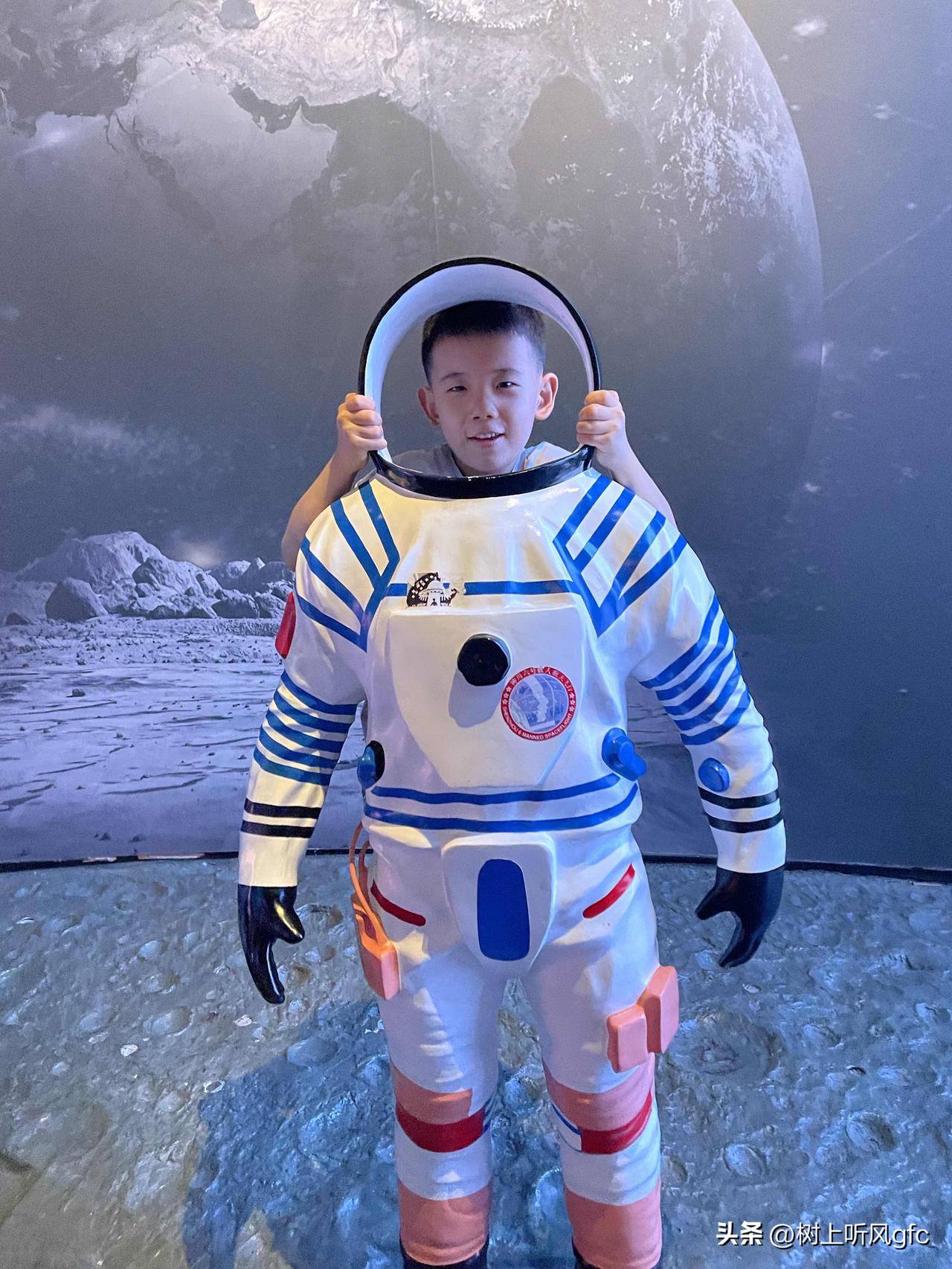 每一个孩子的心中，都藏着一片浩瀚的星空。夏夜的繁星、划过的流星、甚至是对“天上人