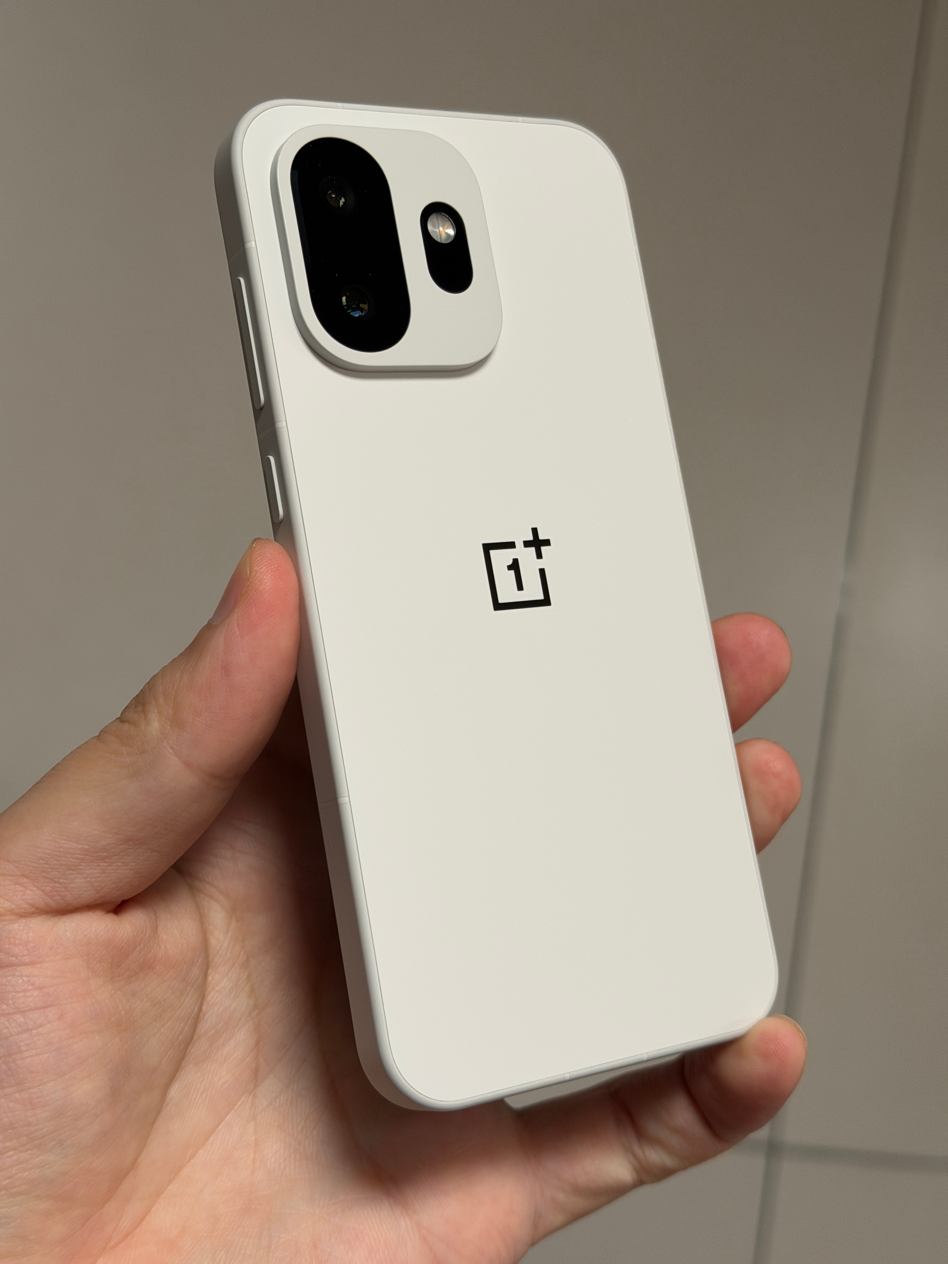 我真的是服一加了连续几代产品把白色系玩的越来越溜一加15T这个白巧怎么会这么好看