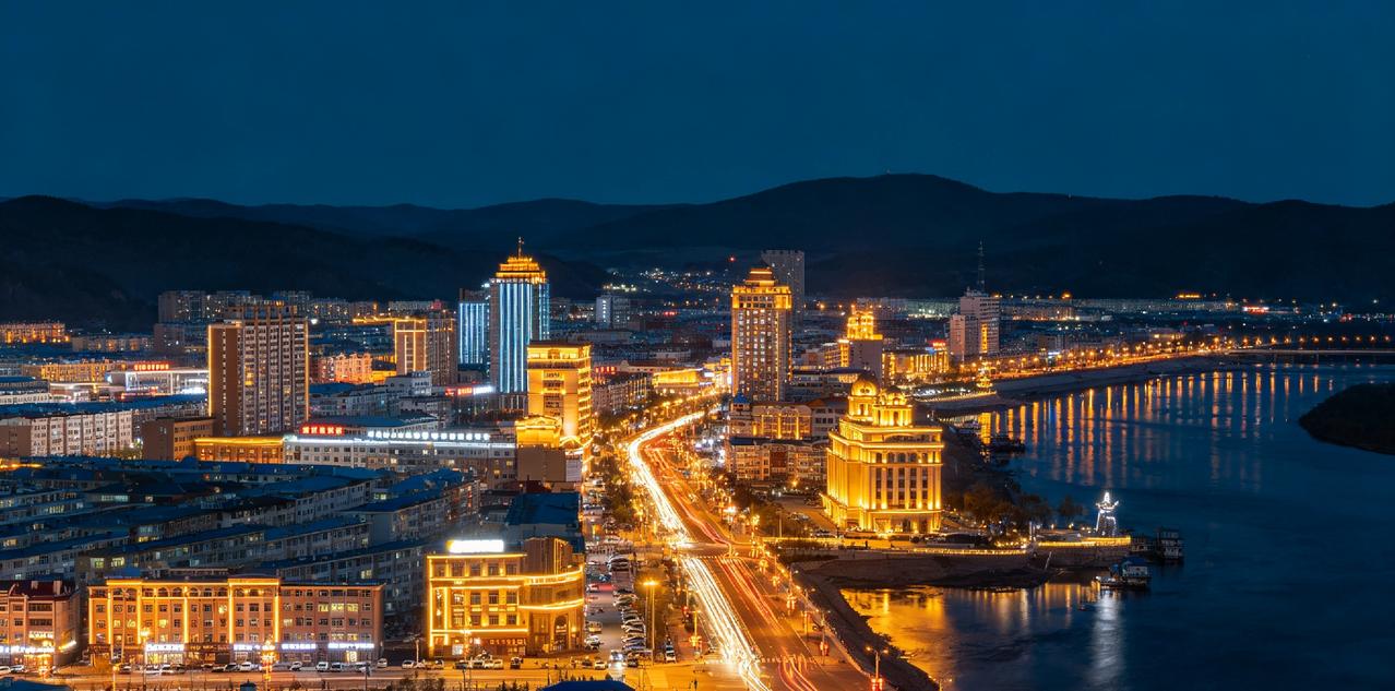 夜游珲春：璀璨夜景绽放边城文旅新活力

        当夕阳最后一抹余晖隐没于
