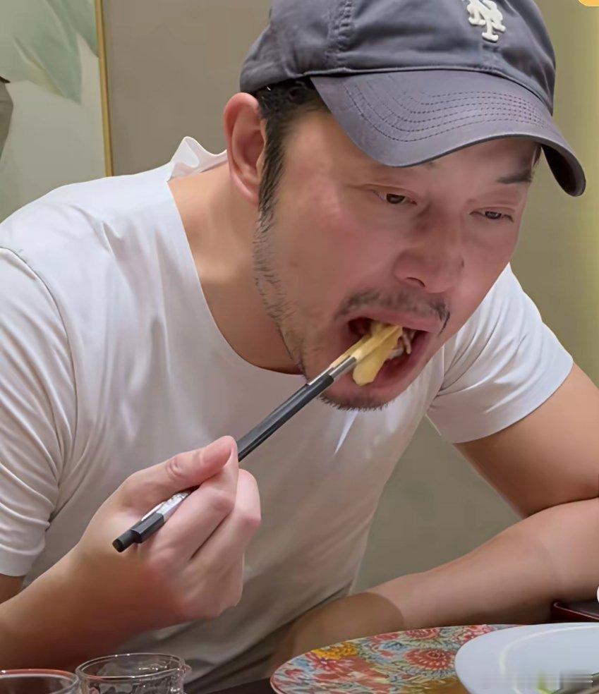 沙溢“天塌了”。沙溢国庆假期就做了两件事，吃跟睡，每天开开心心吃完就睡，假期一结