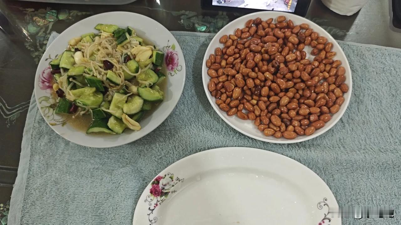 在越南上班，下班回家后，自己买了一些菜，自己做饭吃，属实是便宜又健康。
菜铺子里