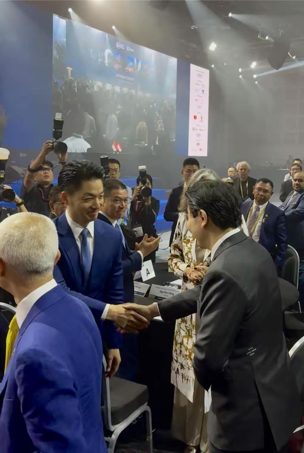 蒋万安去新加坡领了个奖，绿营那边脸先绿了一层！

说白了就是台北这回拿了个"特别