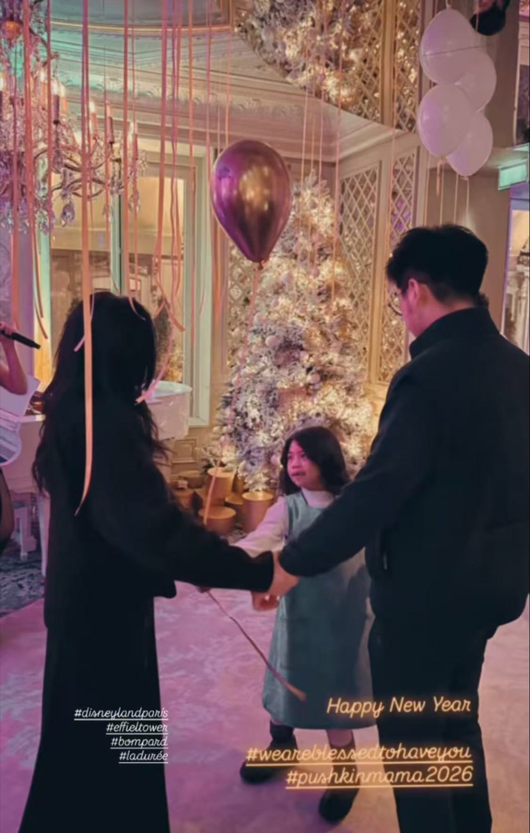 何超盈晒一家三口巴黎度假照，她老公是超级学霸，耶鲁的医学博士。 