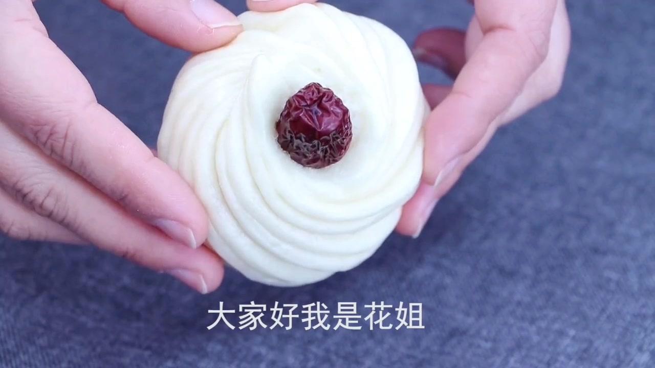 不用发面也能做出蓬松宣软的花卷，层次丰富又好看，做法简单到一看就会～

🍳不用