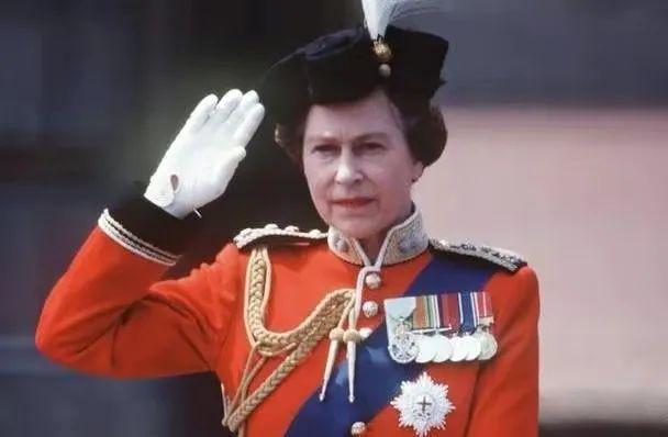 1981年，55岁的英国女王骑马检阅部队，被一名17岁的少年连射6枪，枪枪射中要