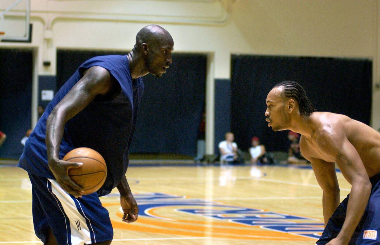Kevin Garnett 2003.9.17 森林狼队内训练  被一群SHOX