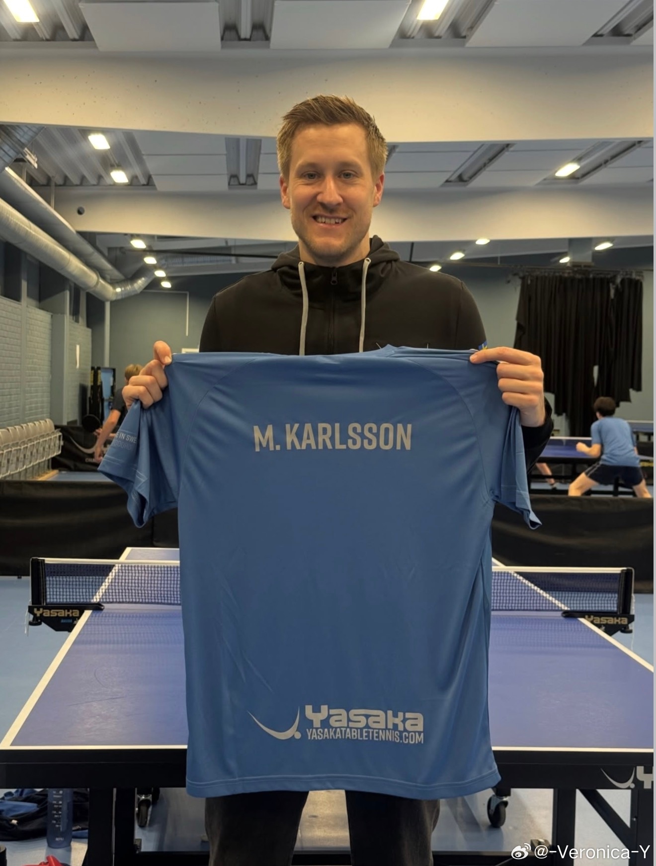 法尔克正式改回原有的姓氏“卡尔松”法尔克是他前妻的姓氏 他们现在已经离婚 