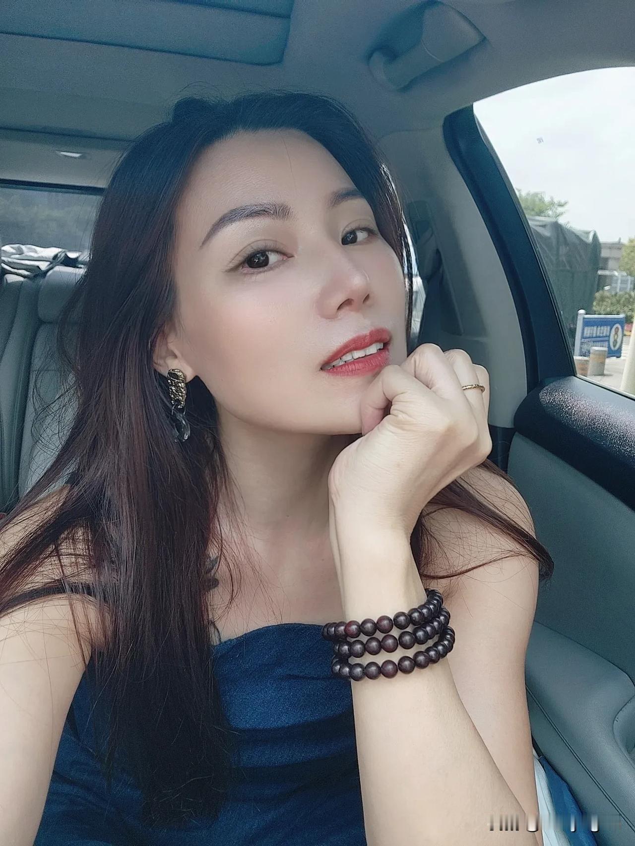 学校门口接儿子呢！