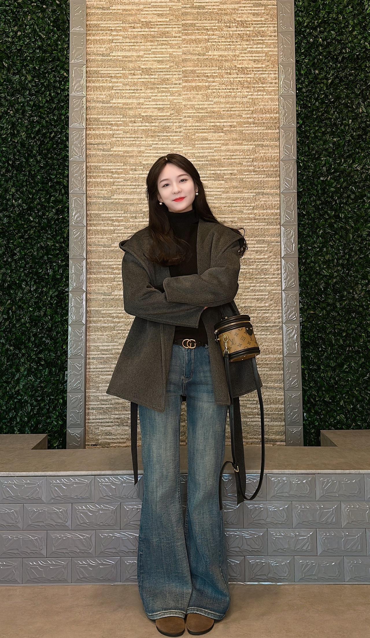 执念开始消失的时候平静的幸福贯穿着我的微喇牛仔裤 冬季穿搭 显瘦显腿长