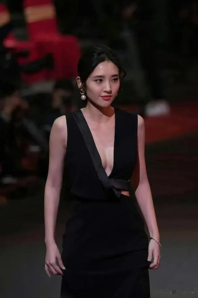 唐艺昕身材好棒啊！
可盐又可甜。她的长相甜美，从头到尾都完美的无可挑剔，所以她穿