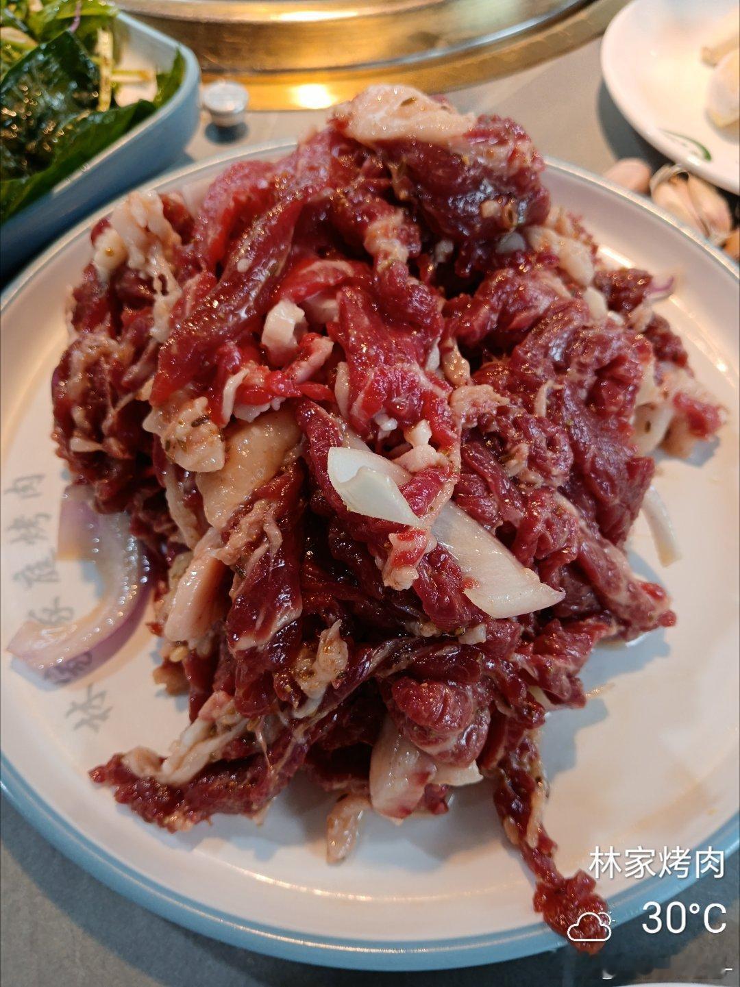 烤肉的城市，烤肉的季节，烤肉的炽热。最重要的还有一群爱吃烤肉的家人，朋友！ 齐齐