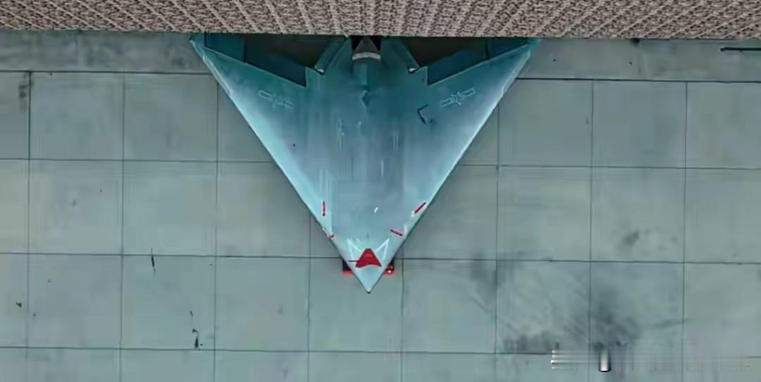 76周年之际人民空军再次放大招，-11隐身无人机——“玄龙08”与歼-20、歼-