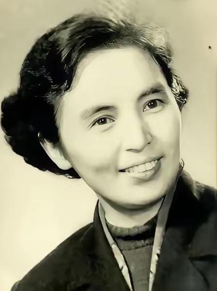 1940年，叶飞正睡觉，参谋忽然敲门，说泰州城来了一挺漂亮的女的，一定要见他。美