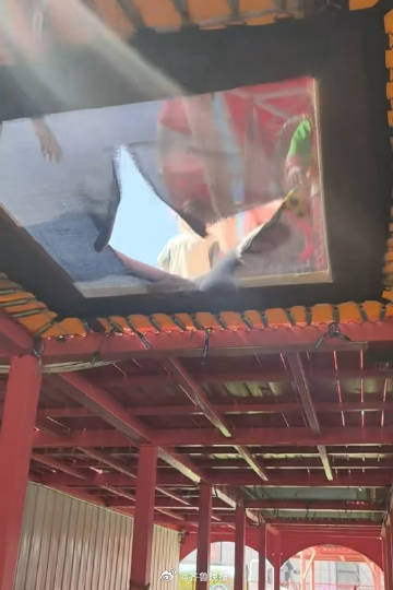#内蒙古游乐场蹦床破裂致女孩坠落#【#有人在游乐场蹦床吸烟致蹦床受损破裂#：系社