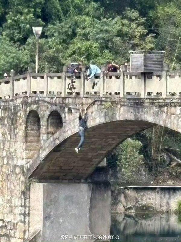 王星越暴虎路透王星越暴虎水库大桥吊威亚路透 王星越《暴虎》水库大桥吊威亚路透，天