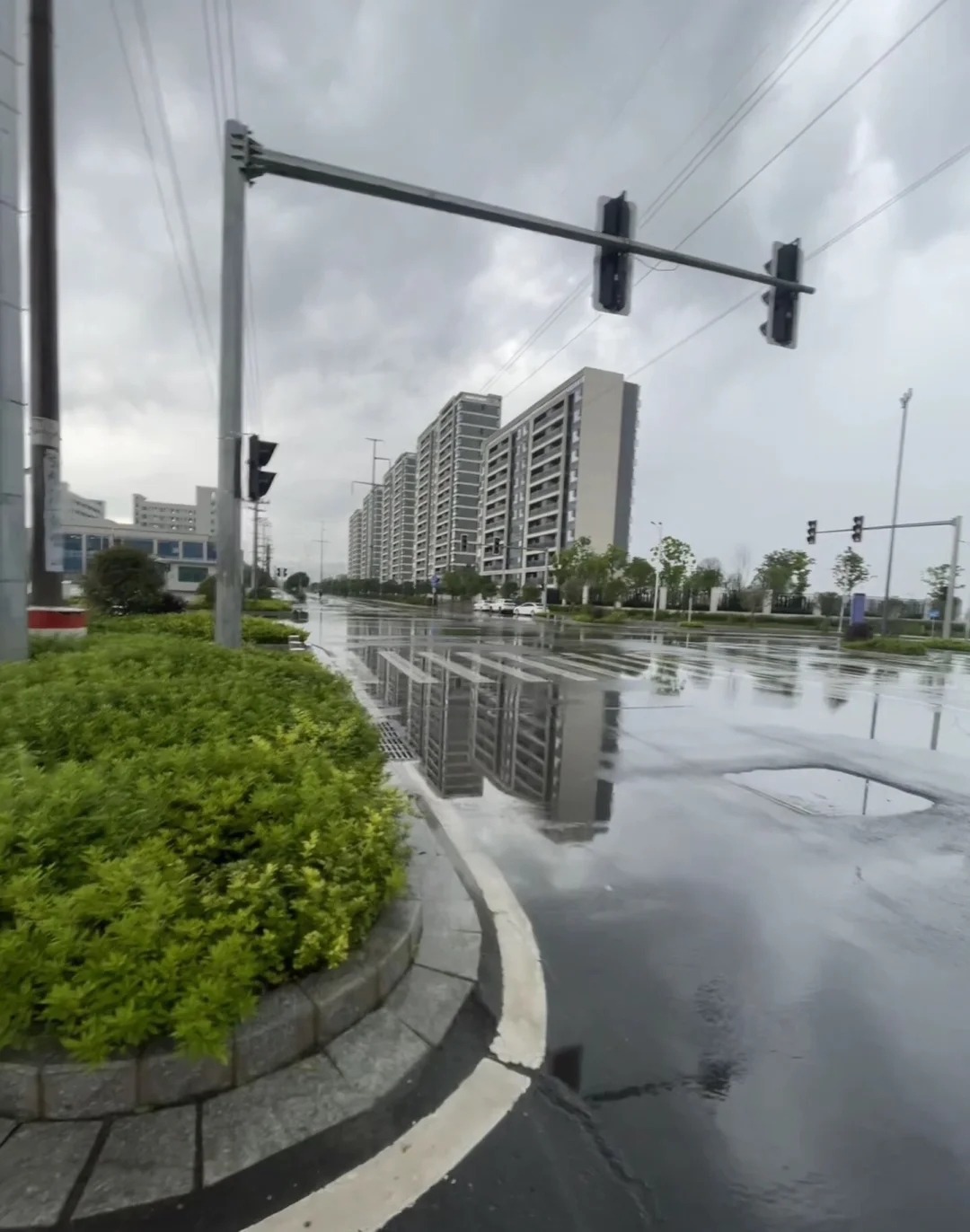 谁说江南不秀，雨后马路如镜