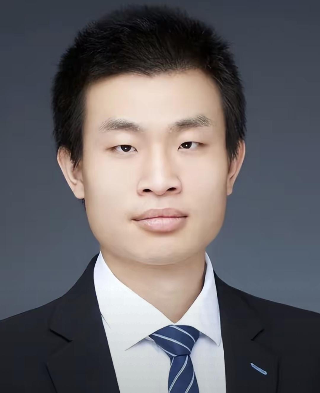 北京有位数学天才叫韦东奕，现在还是北大副教授。他专搞纯数学研究，三十年都评不上教