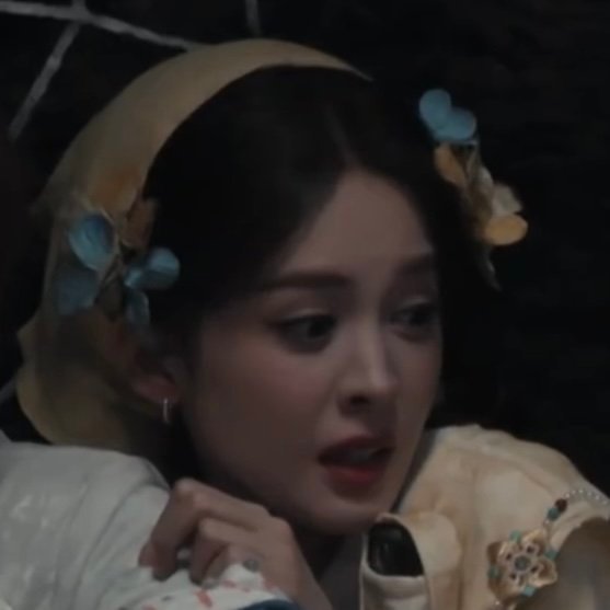 娜扎受惊花容失色具象化了又怂又可爱说的就是娜扎吧，吓得花容失色还不忘往后退，被模