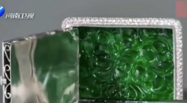 武汉一女子戴着老公送给她的翡翠项链找到专家鉴别，她说：这是丈夫花了7400万购买
