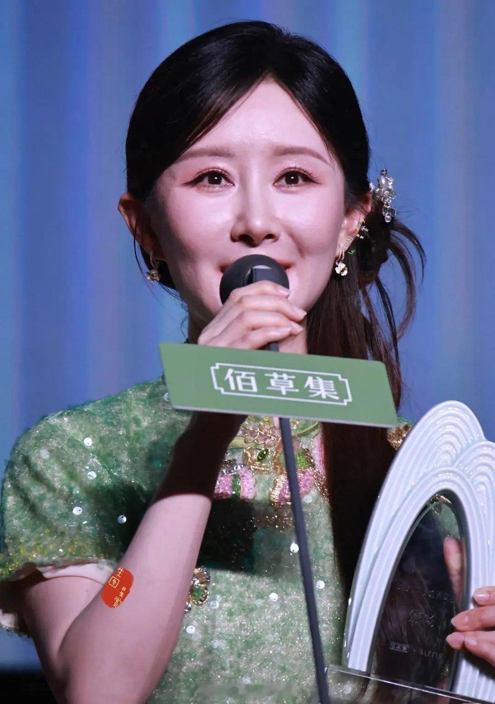 这谁呀 舒畅吗？当年的傻妞和小玉那么灵动。。[干饭人] ​​​