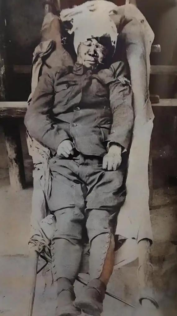1938年,47岁的陈钟书一人刺死14名日军,遗体被战士们用担架抬回。陈钟书在参