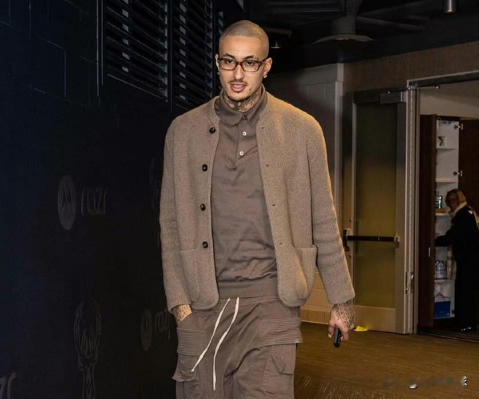 库兹马对湖人队是“真爱”啊！

今天，雄鹿队坐镇主场迎战湖人队，库兹马面对老东家