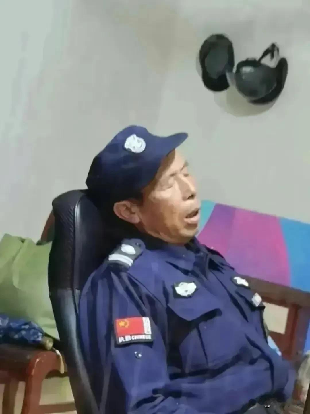 什么是睡觉也能赚钱的职业，六十八岁的刘大爷当保安十几年，由于就职时间比较长，公司