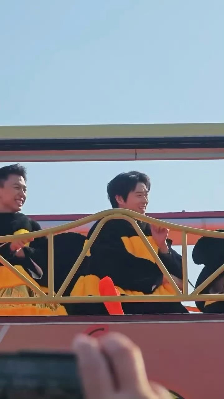 魏大勋一个卖力跳一个卖力叫 谁能拒绝又会卖萌又会跳舞的魏大勋啊！跳得卖力，粉丝叫