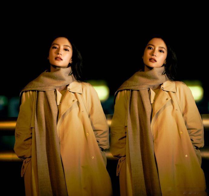 张雅钦高智感溢出屏幕了 张雅钦的高智感藏不住啦，不刻意修饰却美得动人，风衣配围巾