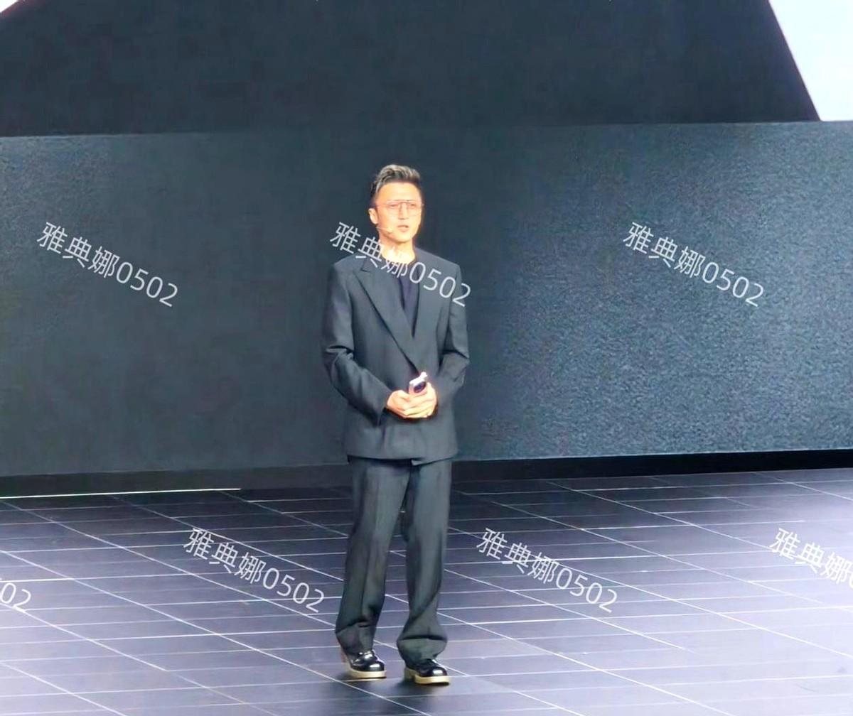 谢霆锋单看脸很帅也很年轻，但看整体就有点儿幻灭了。
这回他亲自站出来，让大家把这