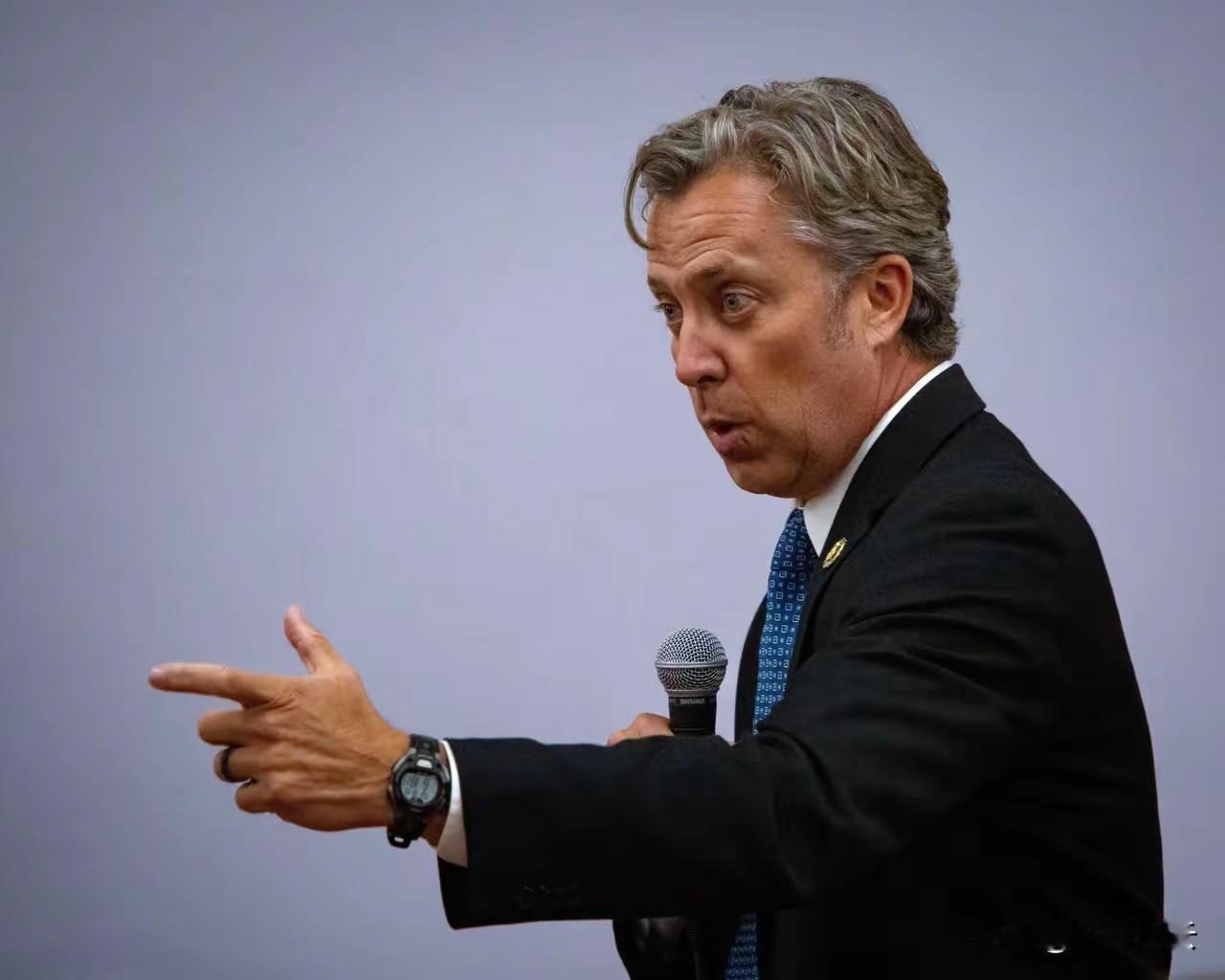 美国国会众议员安迪·奥格尔斯今天（北京时间2月18日）叫嚣道：“谷爱凌是一位在美