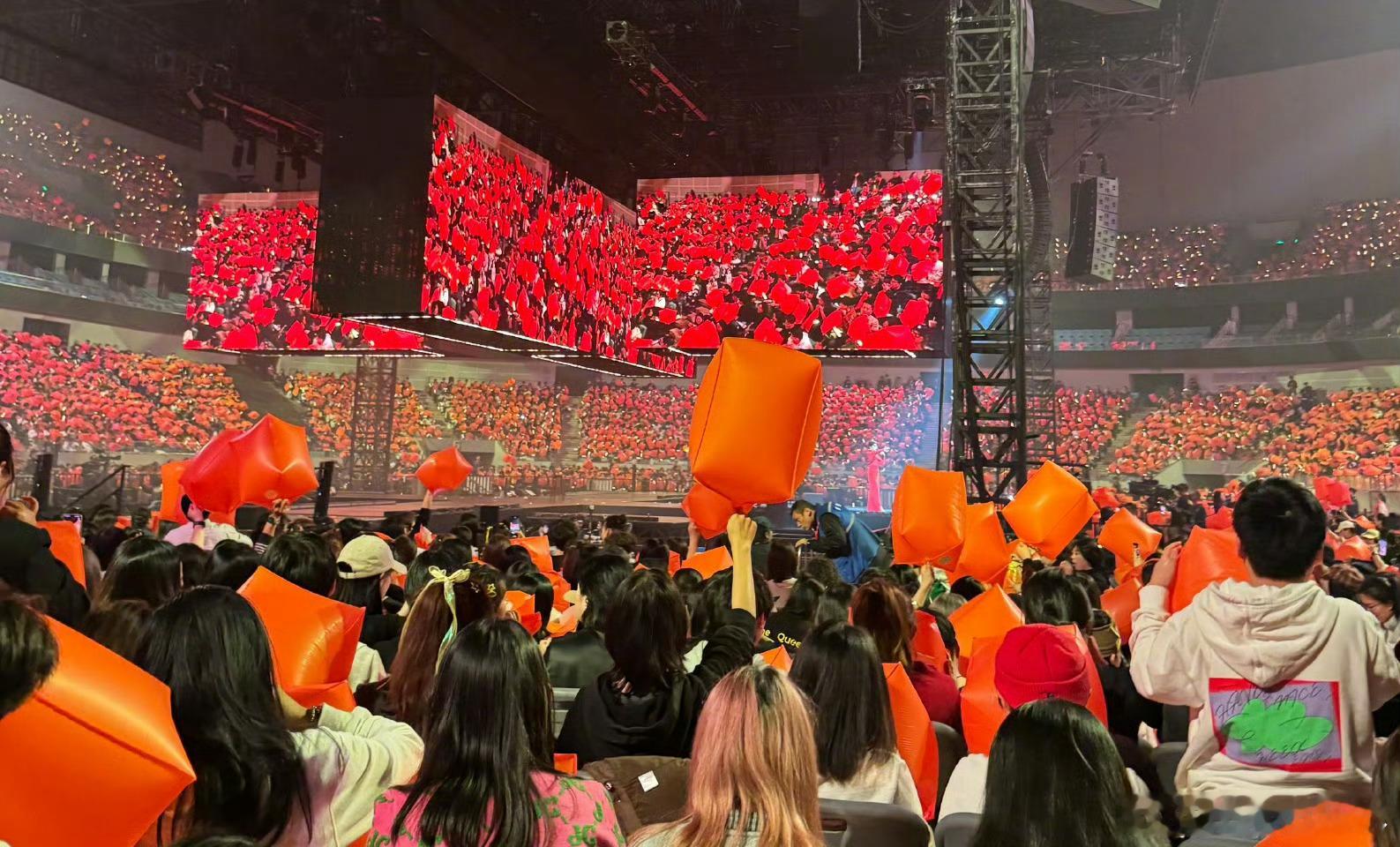 李宇春西安演唱会直接封神！万盏孔明灯配《大梦归离》首唱，西安朋友这波幸福真的让我