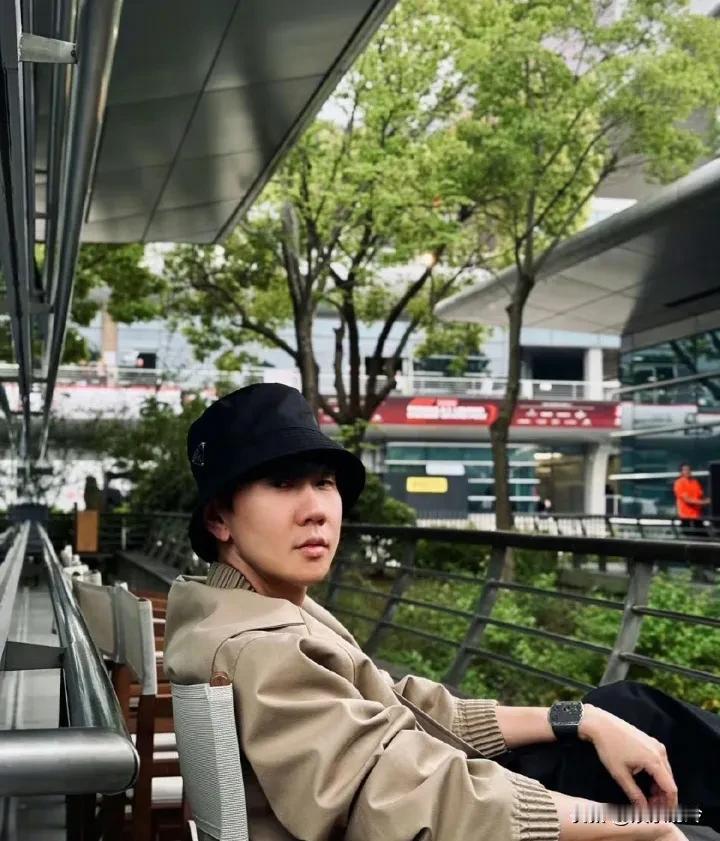 林俊杰戴了块1652万的手表。

网友神评：
这家伙除了显示屏，其他都是顶配。
