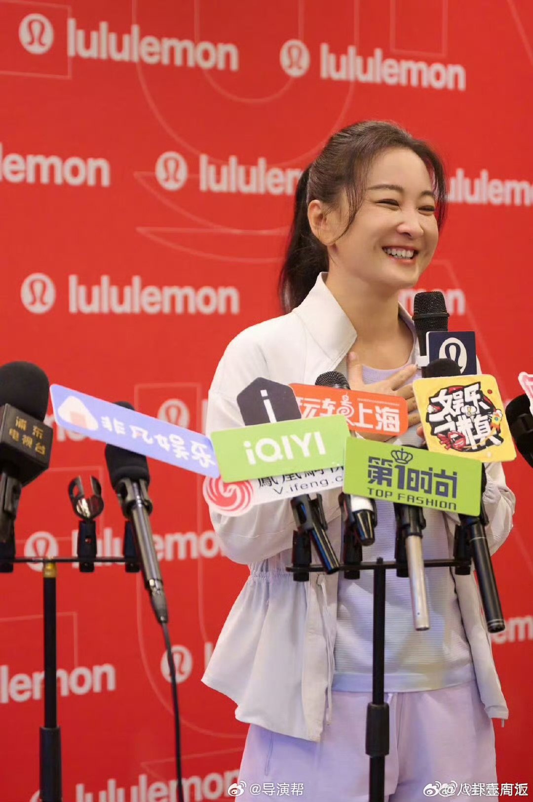 贾玲线下活动生图这状态，仿佛回到少女时代，笑起来梨涡绝了！贾玲线下活动状态 ​​