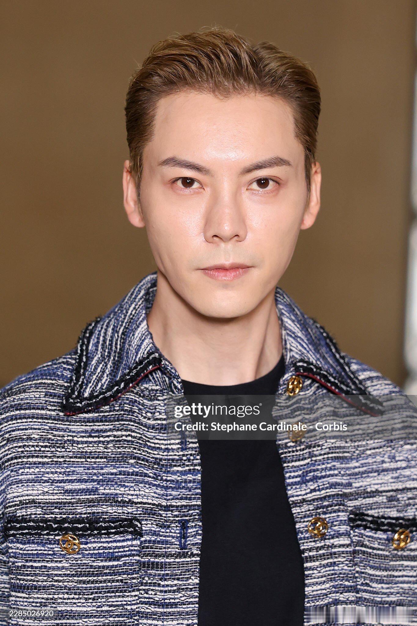 陈伟霆巴黎G社生图陈伟霆扛住了g社镜头 香奈儿高定秀场外G社直出原图！蓝灰软呢夹