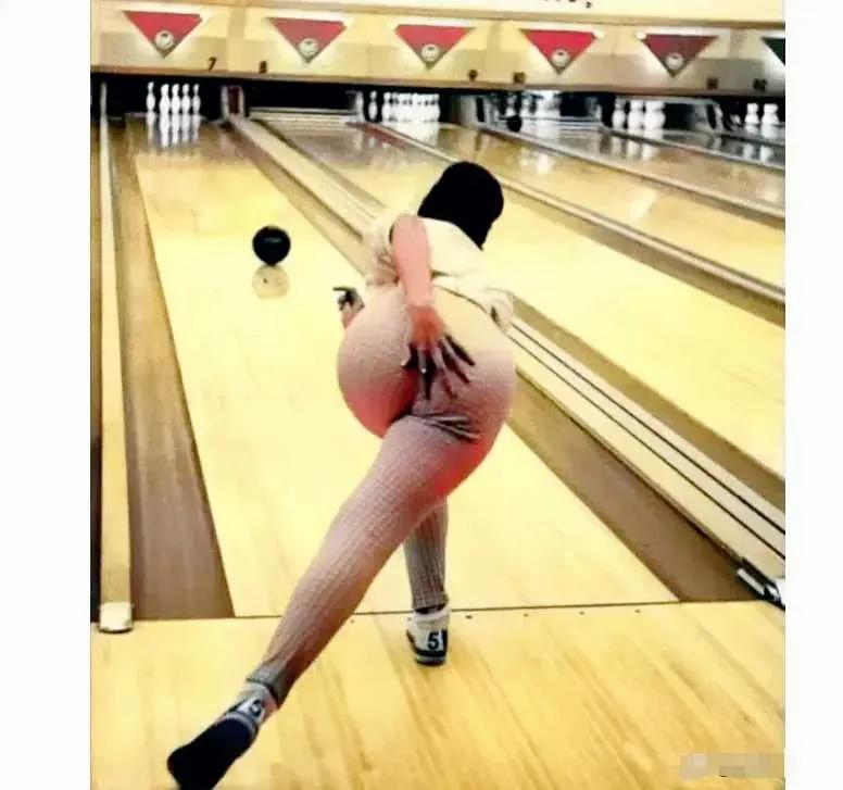 这张照片拍摄于上个世纪60年代的美国，当时保龄球是一项奢侈的运动，只有上流社会的