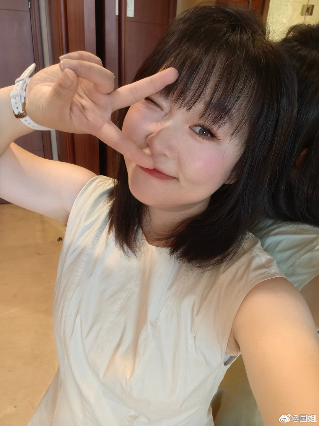 #豆包p图#试了一下，差别有点大呀，完全和本人没啥关系，除了服装和姿势～ ​​​