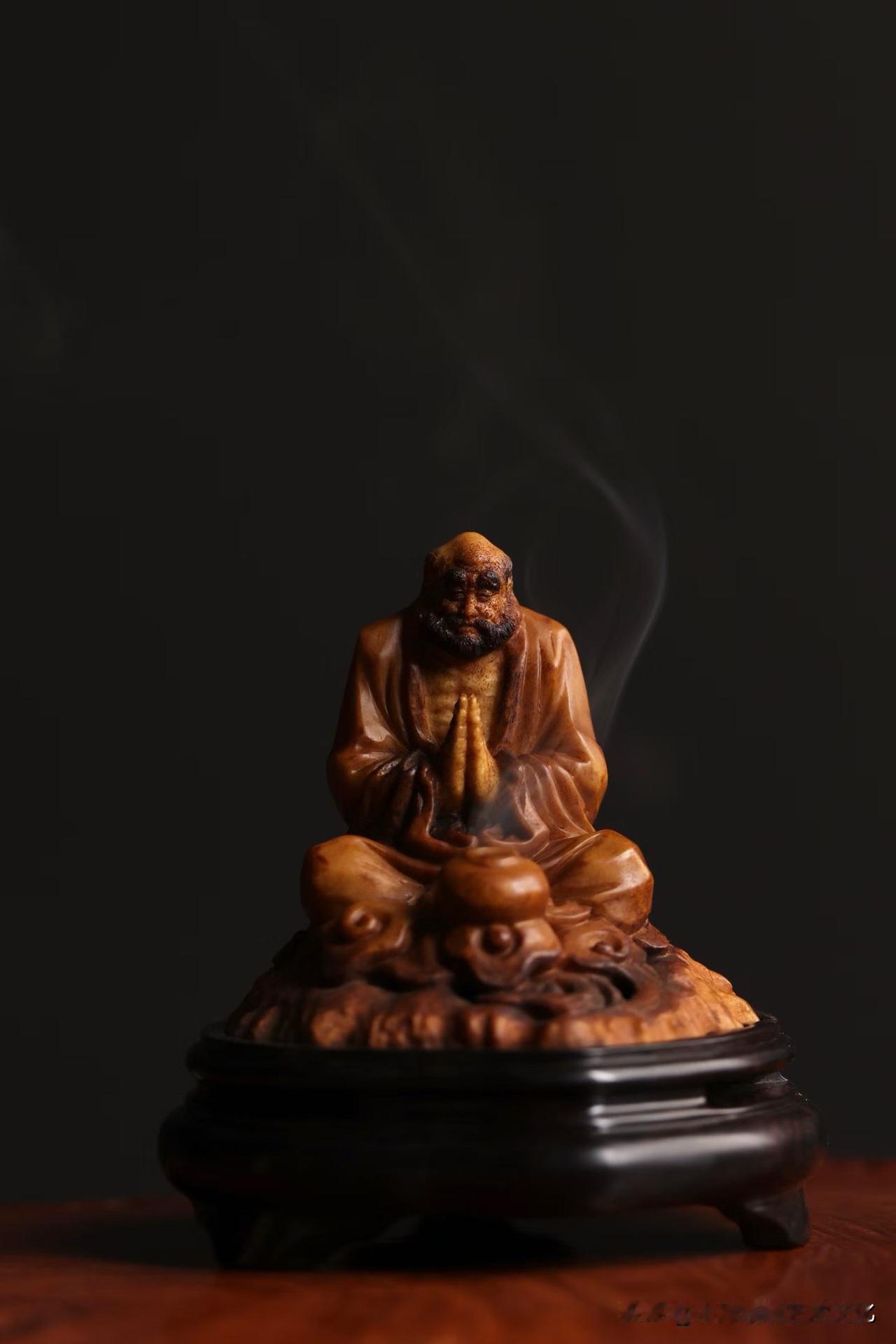 一炉烟起，先静的是心。

鹿角为骨，带着天然的时间纹理，
温润中藏一点野性与古意