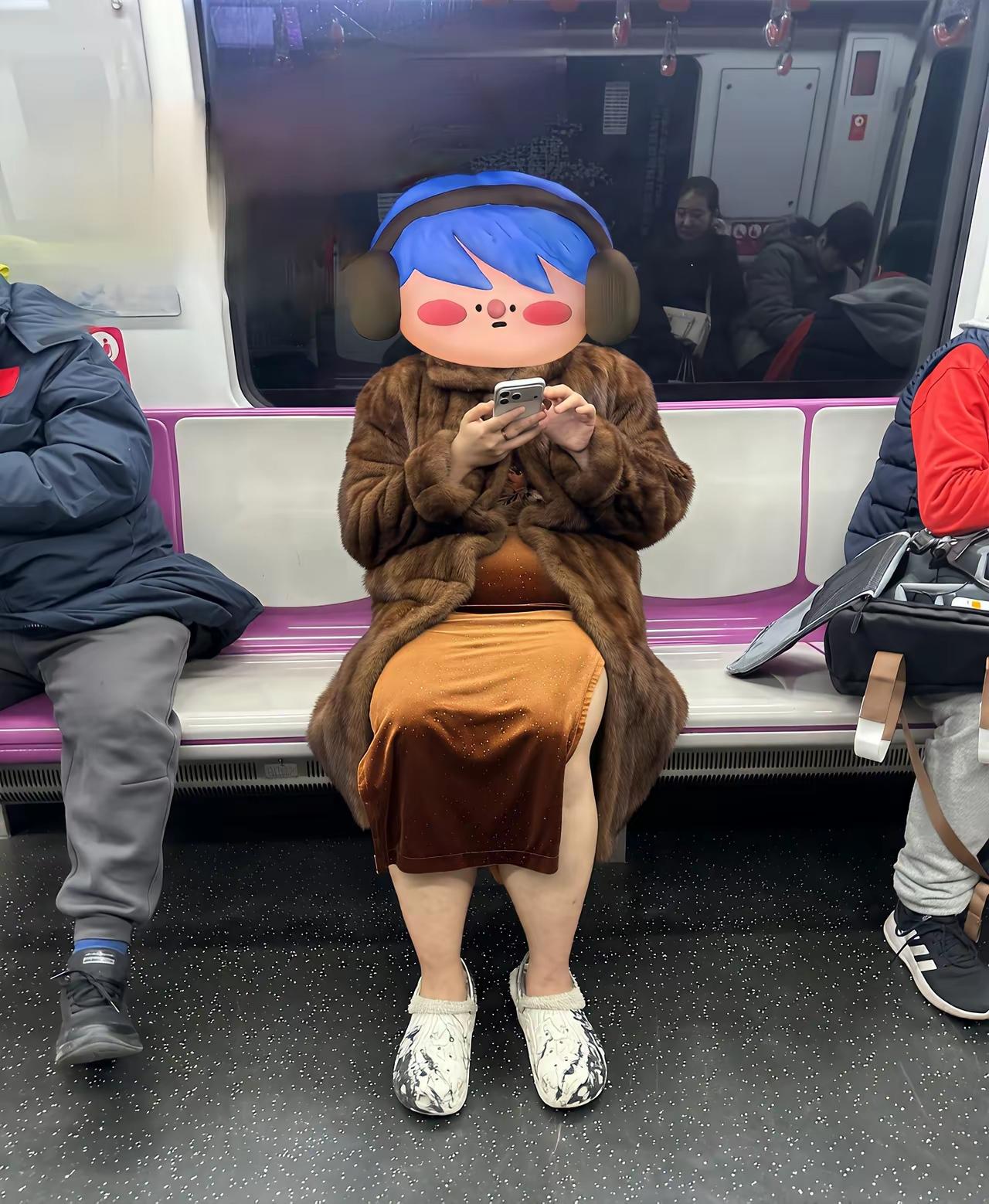 上下两重天？
哈哈哈：这算是奇装异服吗？冰火两重天，上身是裘皮大衣，还是长款，里