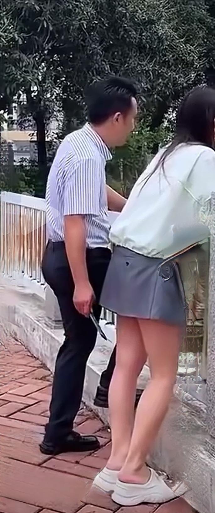 穿短裙的姑娘要注意防这种偷拍的恶人。