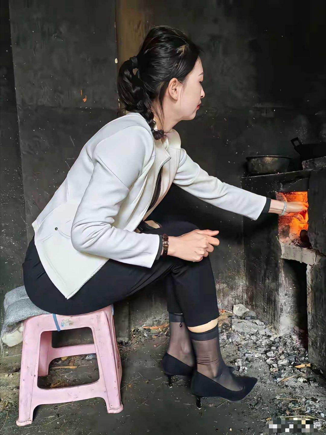 村头老王头家的闺女一看就是在外面干大事的 