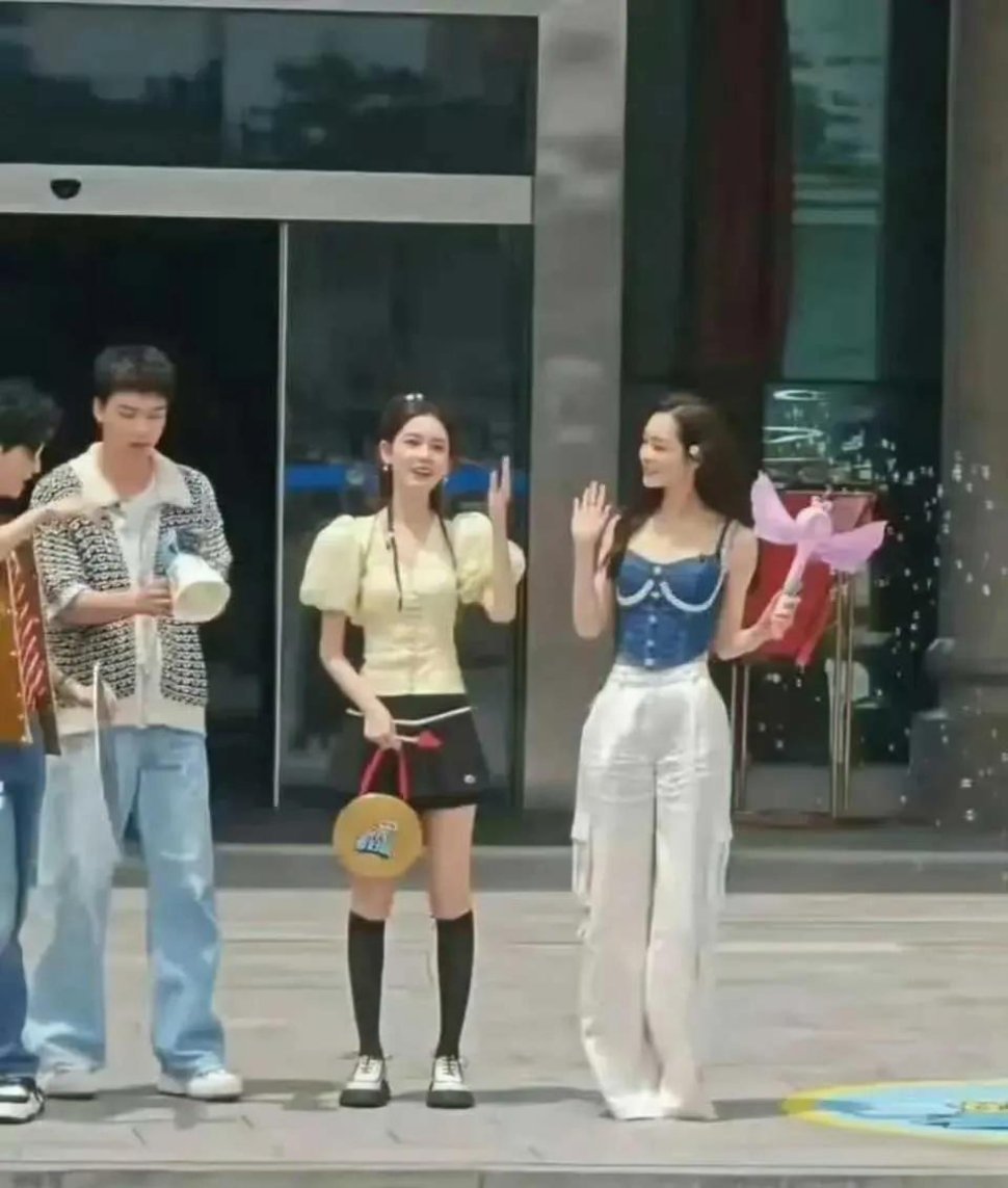 宋轶的身材真好，腰比旁边的女生细好多 