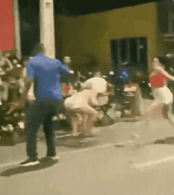 男人本来想惹不起躲得起，一走了之，没想到后面的女人拿着酒瓶过来，直接往身上砸，男