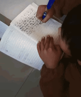 图一：现在孩子啊，写的字都能够自创一种字体了，除了他自己估计也没有人读得懂。
图