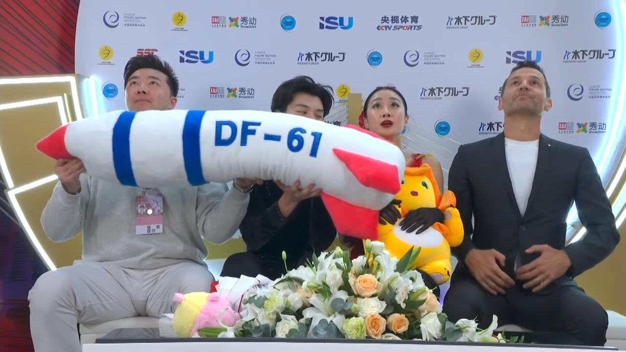 西方人破防了，西媒要求对中国选手禁赛……实际这个东风61玩具并不是两个中国选手自