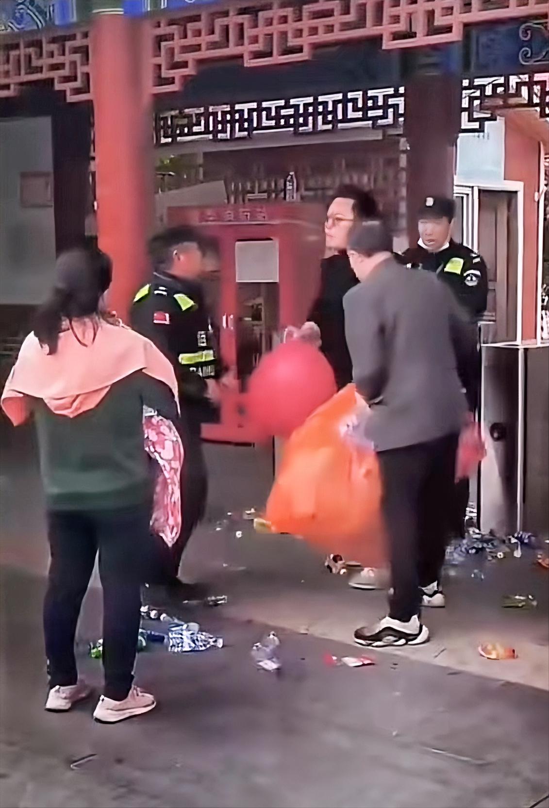 儿子带父亲在景区捡塑料瓶，出门却被保安拦下要留下，这事真让人心里不是滋味。老爷子